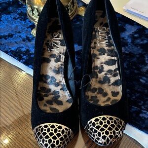 Suzy Shier Black Velvet Pumps with Gold Lattice Toe